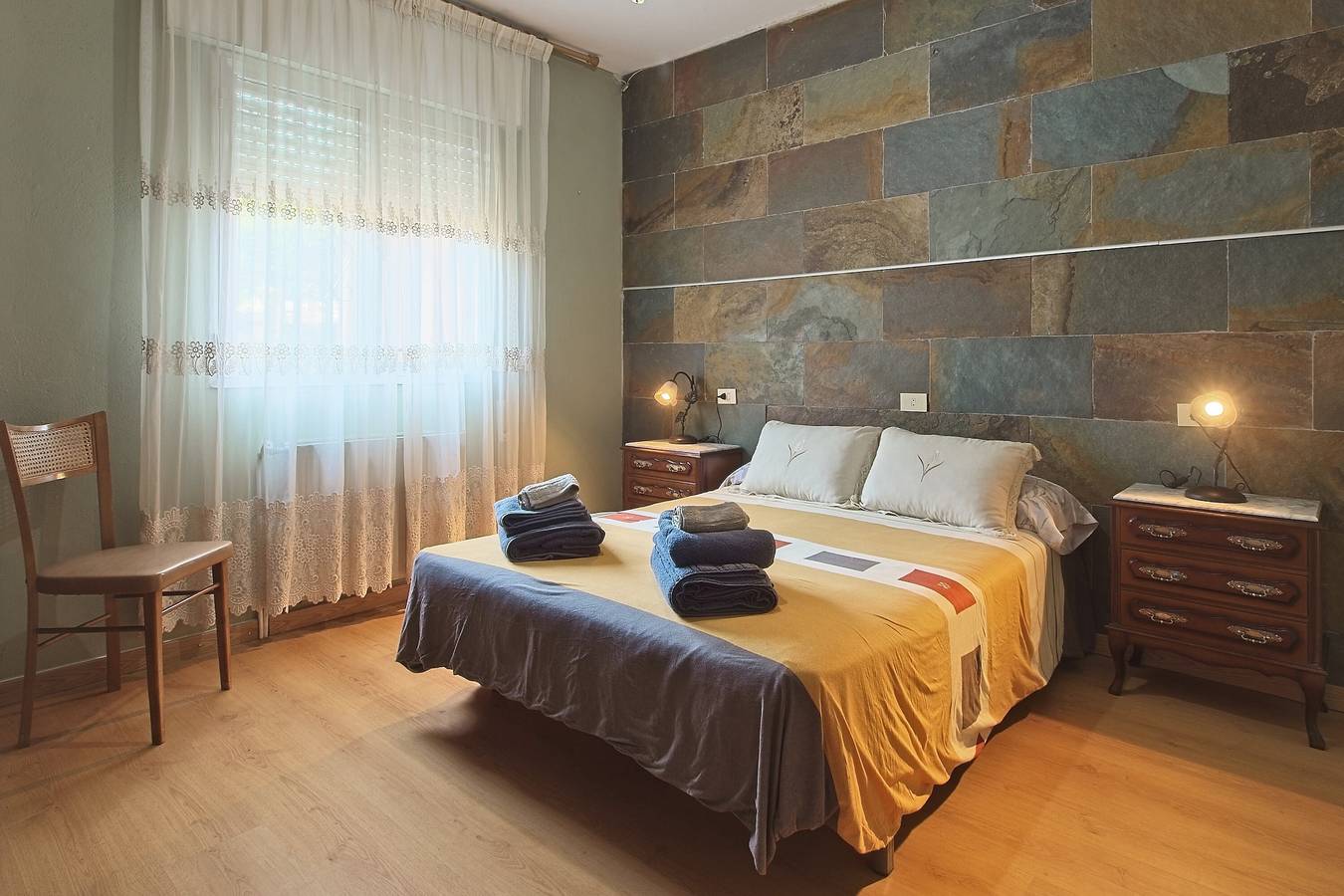 Appartement entier, Appartement 'Leopoldo I' avec vue montagne, piscine partagée et barbecue in Carballeda de Valdeorras, Orense Région
