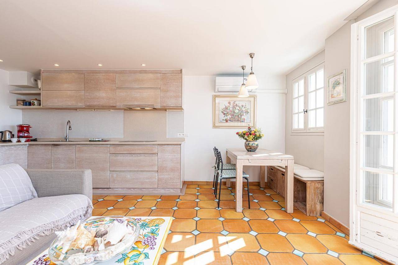 Appartement entier, Two-Bedroom Apartment in Roquebrune-Cap-Martin, Côte méditerranéenne (France)