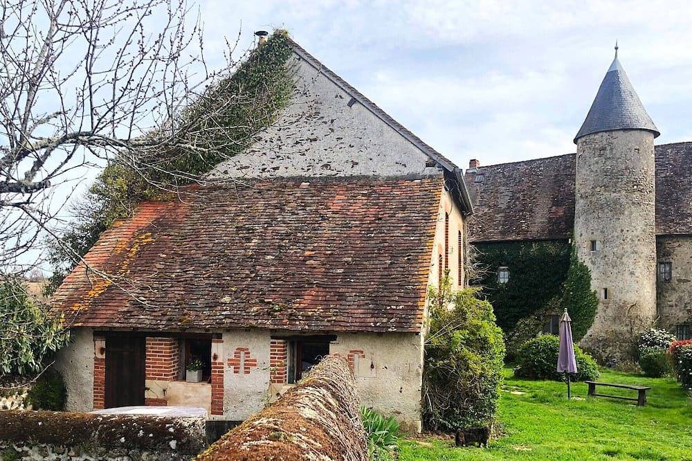 Ganze Wohnung, Romantic hideaway for 2 by a Medieval Chateau with pool in Brigueil-le-Chantre, Vienne