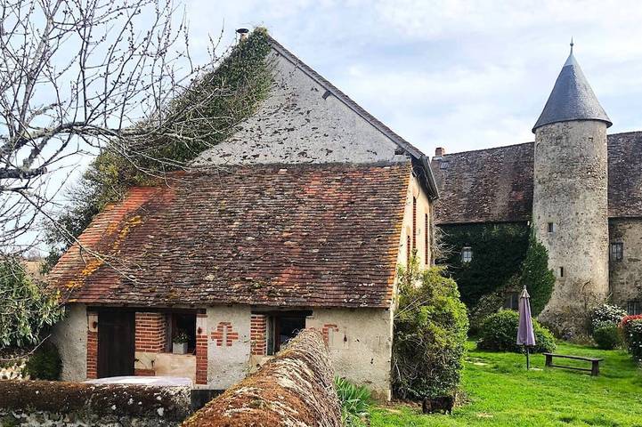 Ganze Wohnung, Romantic hideaway for 2 by a Medieval Chateau with pool in Brigueil-le-Chantre, Vienne
