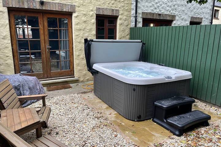 Holiday rental for 5 people, with hot tub and garden in Haverfordwest