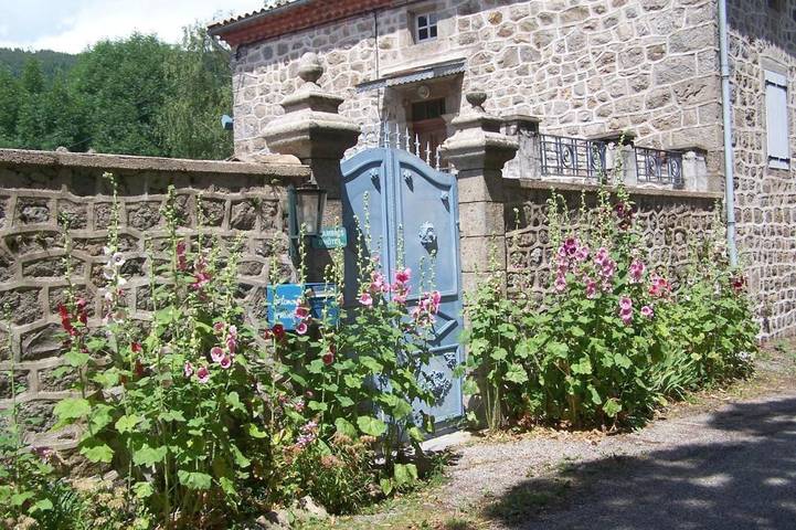 Location de vacances pour 3 personnes, avec Terrasse ainsi que Jardin et Vue à Marcols-les-Eaux