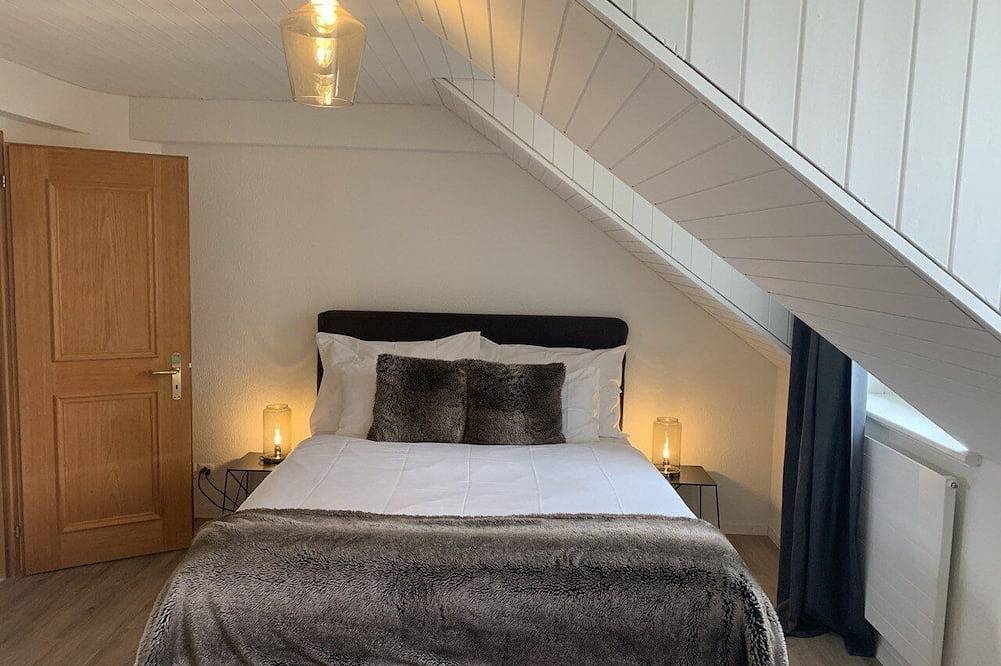 Entire apartment, Löwenplatz Apartment next to Station by Airhome in Zurich, Zurich district
