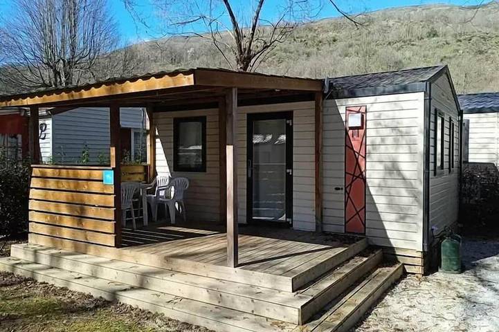 Camping pour 2 personnes, avec piscine ainsi que terrasse et sauna dans l' Ariège