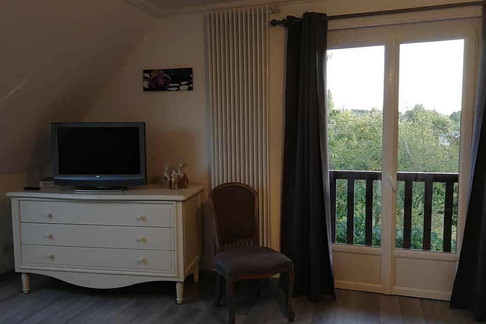 Norman house with garden near the landing beaches in Ver-sur-Mer, Bayeux region