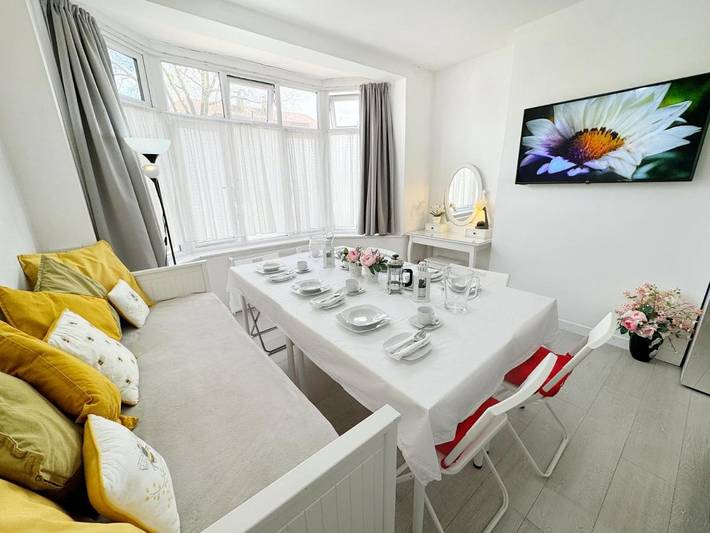 Bed and breakfast for 16 people, with Balcony and Terrace as well as Garden and View in London