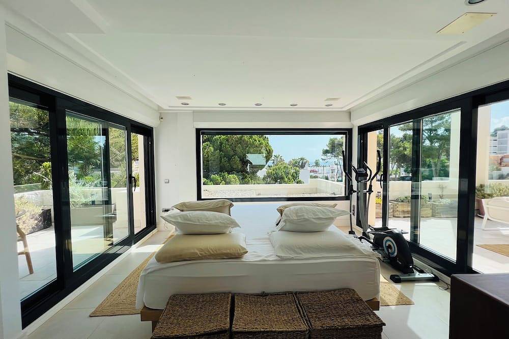 Charming Villa Walking Distance to the sea in Siesta, Santa Eulària des Riu