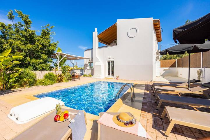 Ferienhaus für 6 Personen, mit Terrasse und Garten in Αδελιανός Κάμπος