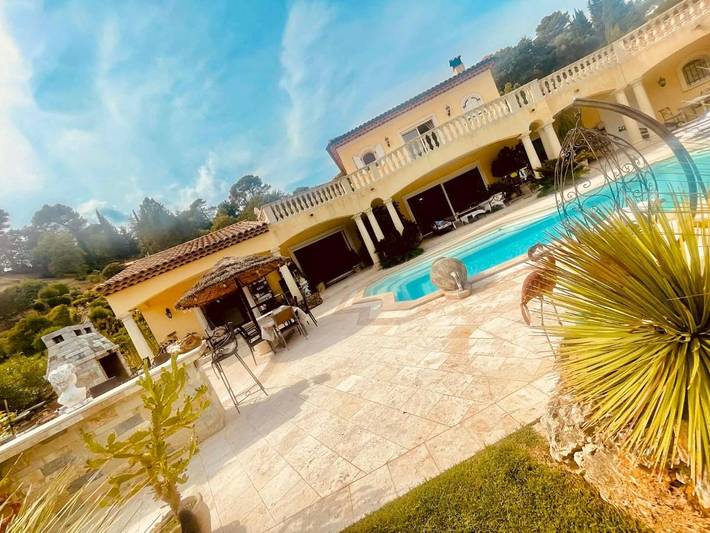 Location de vacances pour 2 personnes, avec vue ainsi que jardin et piscine à Pégomas - 3