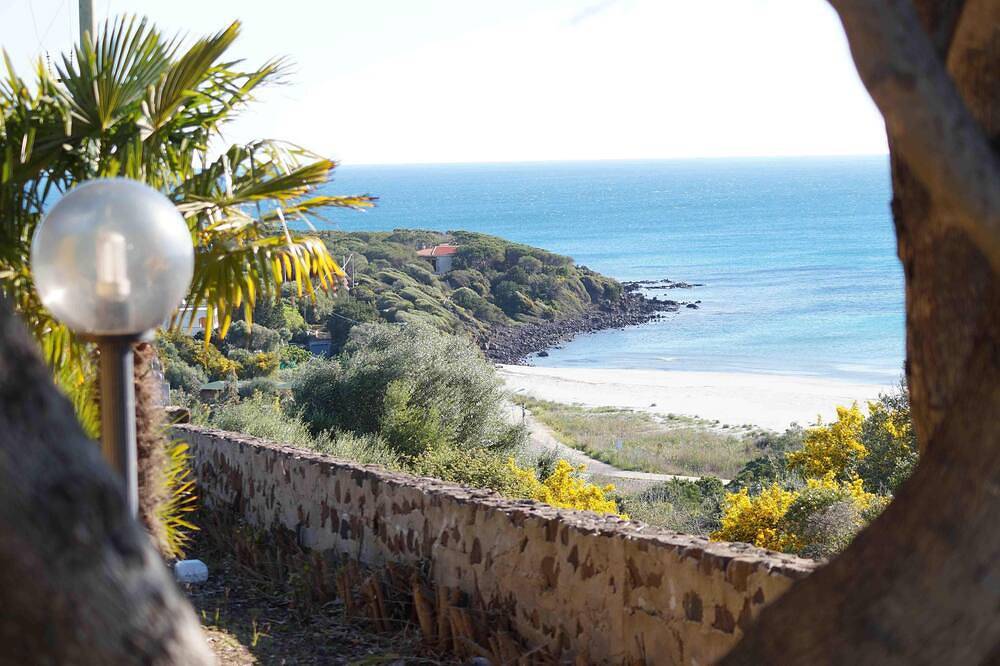 Ferienhaus mit herrlichem Meerblick, 300 Meter vom Strand und Klippen, Orosei in Orosei, Nuoro Provinz