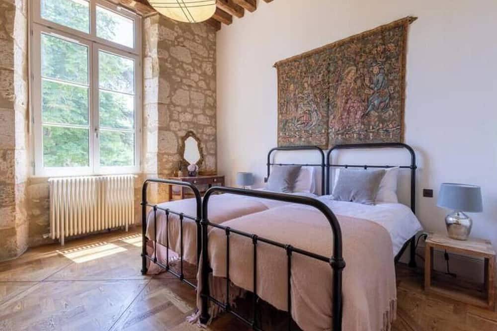 Luxurious 5-bedroom castle in peaceful Rayet with Ac in Rayet, Région de Villeneuve-sur-Lot