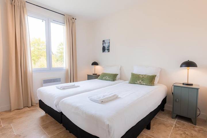 Location de vacances pour 8 personnes, avec vue ainsi que piscine et jardin, animaux acceptés à Vasles - 4