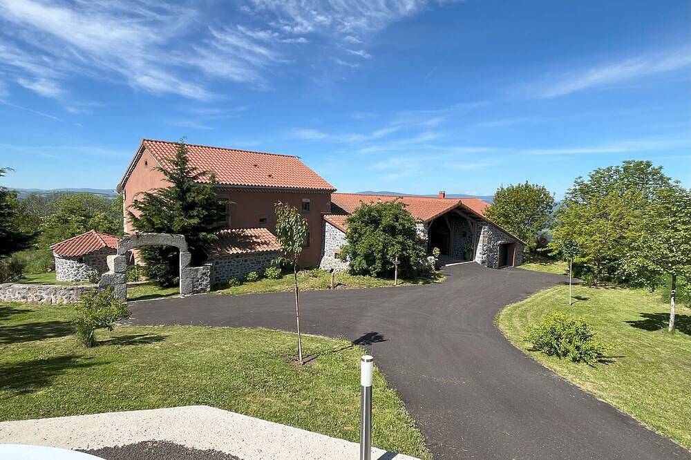 Encantadora casa de huéspedes con gimnasio y comidas caseras in Saint-Bérain, Macizo Central
