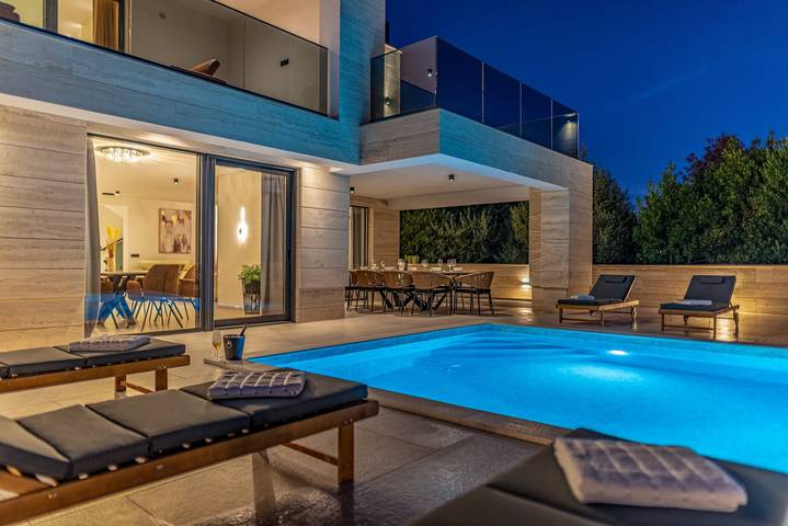 Ferienhaus für 10 Personen, mit Balkon/Terrasse und Pool in Nin