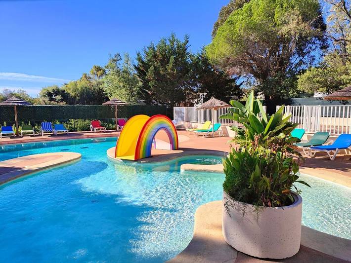 Camping für 2 Personen, mit Terrasse und Pool sowie Ausblick in Ramatuelle