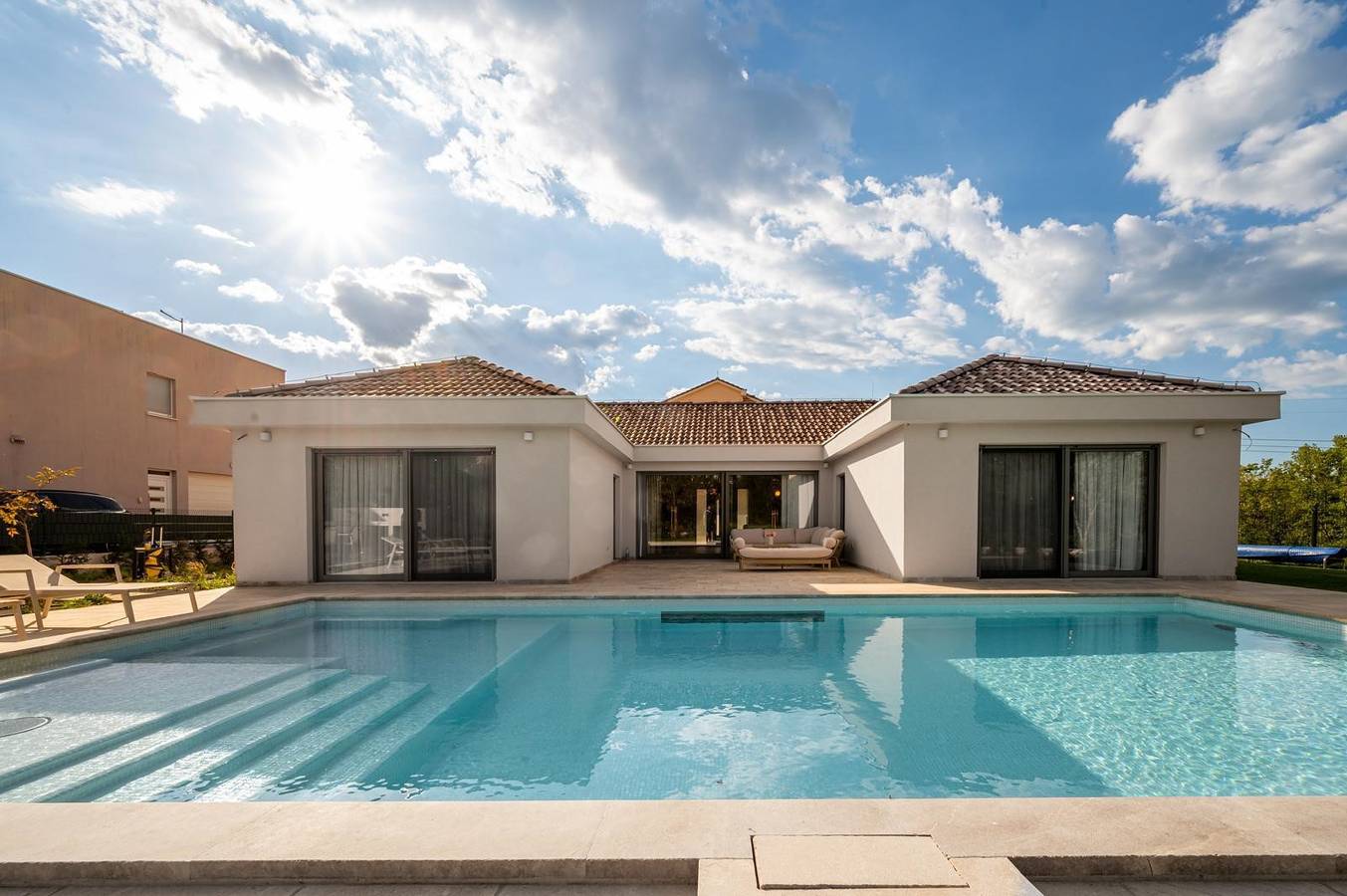 Luxury Villa Melanie near Split, heated pool in Dugopolje, Dalmatinisches Zagora