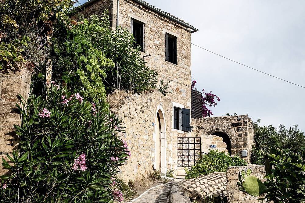 The Olive Tree Residence - een unieke Mani Tower-ervaring in Stoupa, Messenia