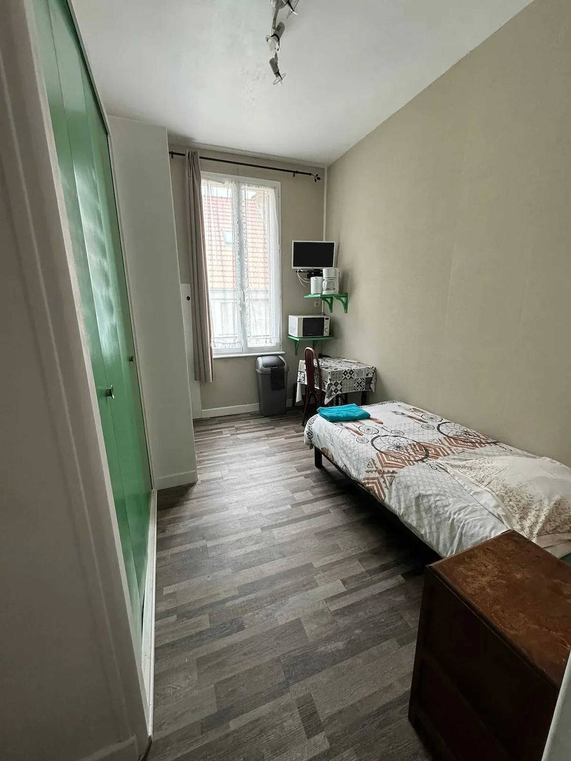 Estudio entero, Estudio acogedor en Néris-les-Bains, 10 m² con wifi in Néris-les-Bains, Región de Montluçon