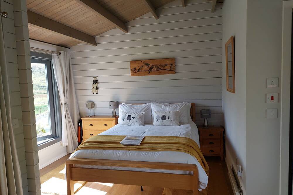 Crofters Cabin, centrally located, modern & cosy cabin on the Isle of Skye in Loch Harport