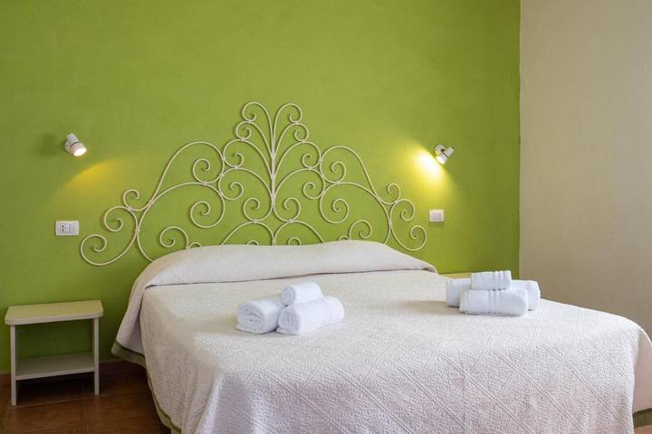 Casa vacanza per 3 persone, con piscina e panorama nonché terrazza e giardino, con animali domestici in Santa Teresa Gallura