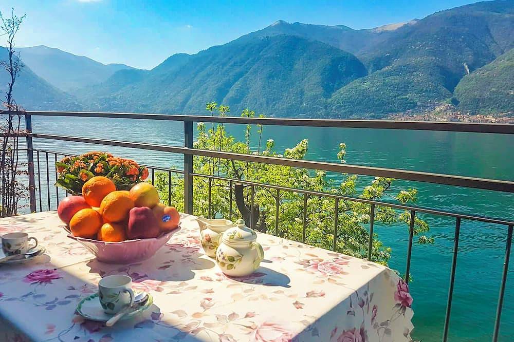 Ganze Wohnung, Geschmackvoll möblierte 2-Zimmer-Wohnung in direkter Seelage mit Pool und Privatstrand in Lezzeno, Comer See