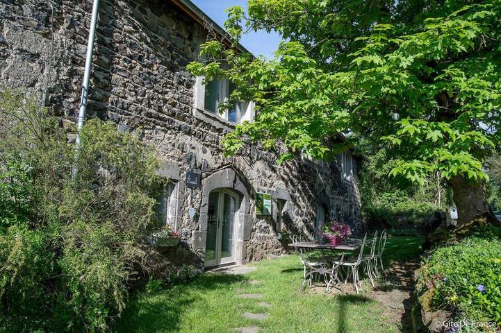 Gîte pour 14 personnes, avec Terrasse ainsi que Jardin et Vue