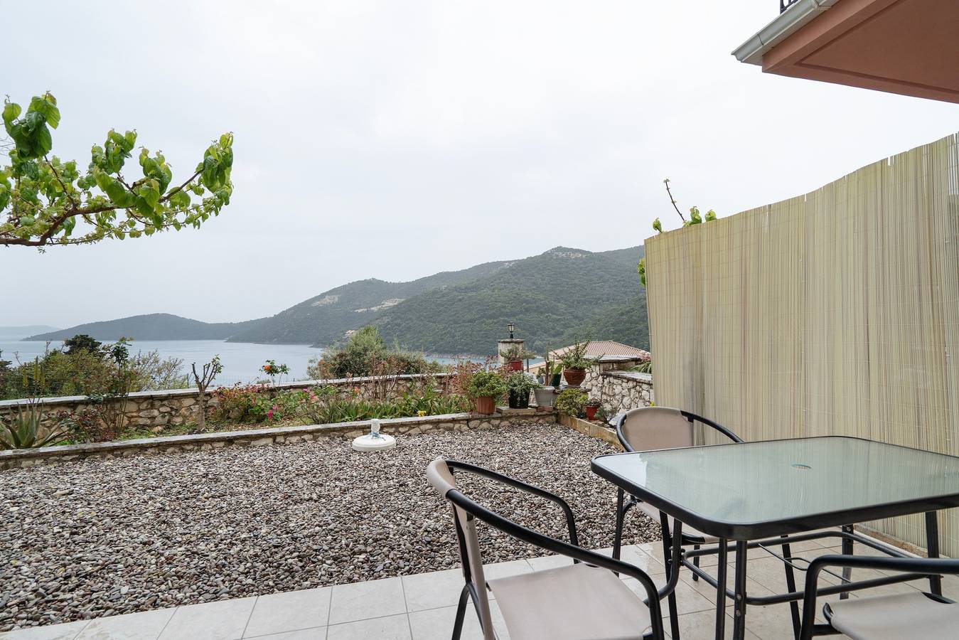 Appartement entier, Appartement 'Vardia Room' avec vue mer, Wi-Fi et climatisation in Poros (Leucade), Grèce