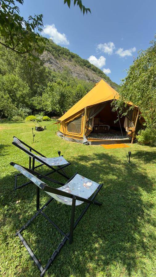 Tente pour 2 personnes, avec Jacuzzi et Terrasse ainsi que Jardin et Piscine dans le Vercors