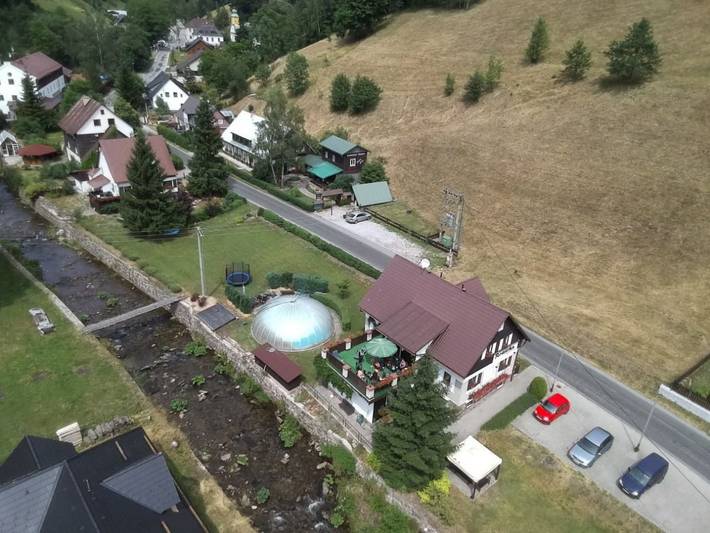 Mit solarbeheiztem Außenpool und Sauna in Dolní Dvůr, Region Trautenau