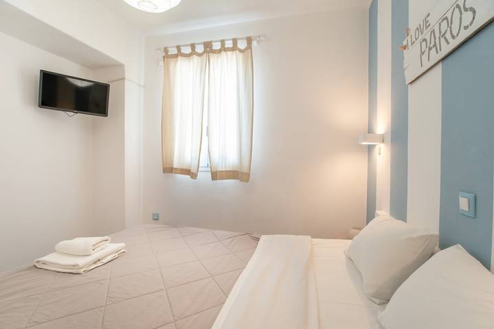 Studio entier, Studio "Livadia Seaside 1" près de la plage avec 2 terrasses partagées et Wi-Fi in Parikiá, Paros