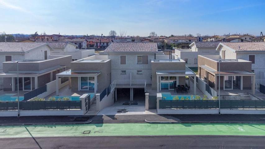 Villa pour 8 personnes, avec Terrasse ainsi que Jardin et Piscine à Sirmione - 2