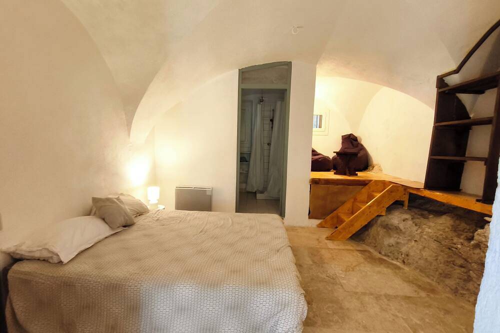 Entire apartment, Atypical and central apartment in Fontaine de Vaucluse in Fontaine-de-Vaucluse, Vaucluse