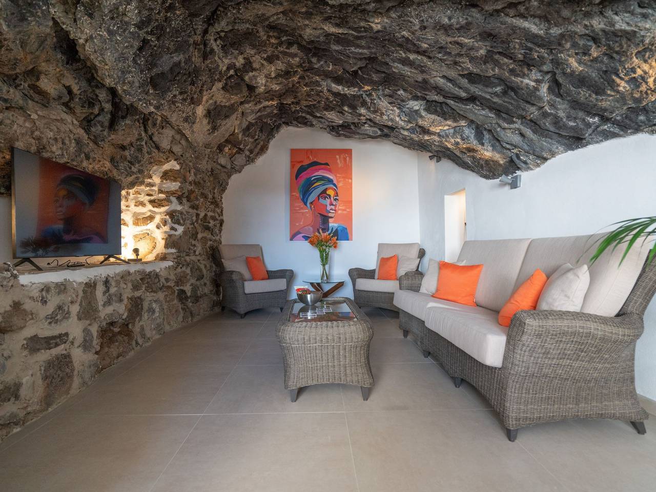 Spektakuläre Höhle mit zwei großen Terrassen am Meer in Costanera, El Rosario
