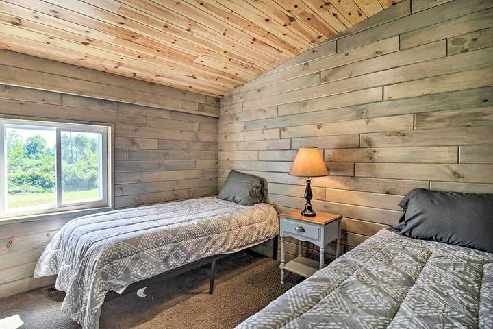 Log cabin for 21 people in Michigan