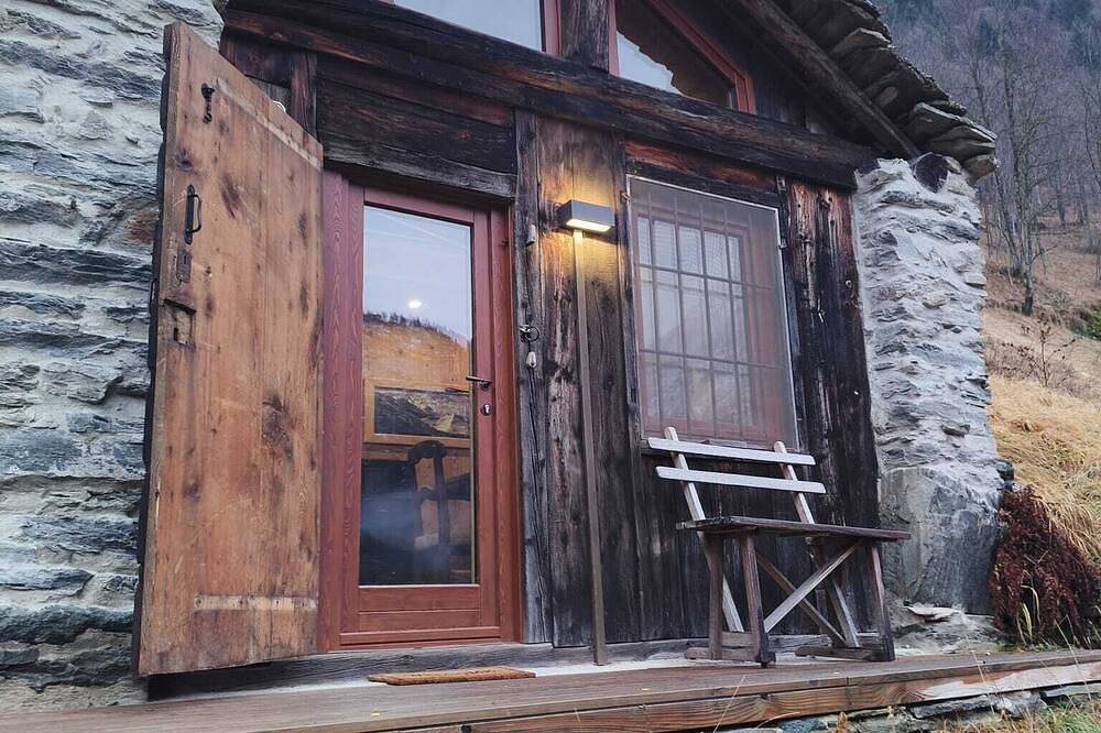 De Schoff, tiny walser cabin with breathtaking views in Alagna Valsesia, Wallisian Alps