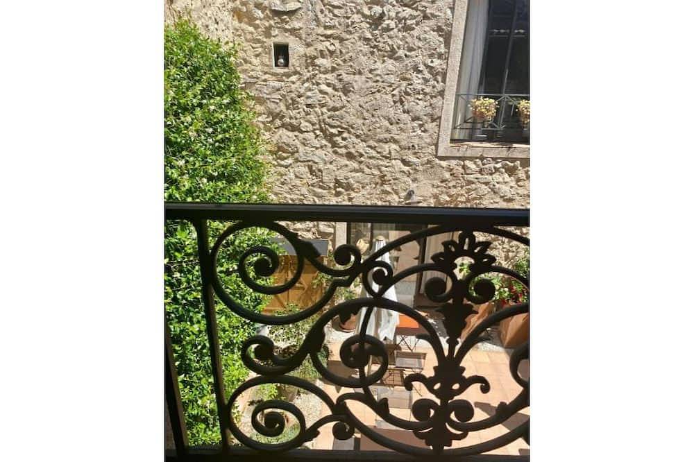 Entire apartment, B&B Villa des Muses in the heart of a village in Provence in La Roque-d'Anthéron, Aix-en-Provence region