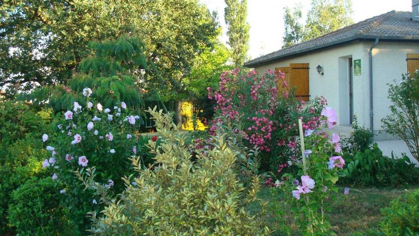 Gîte pour 8 personnes, avec terrasse dans Montvalen