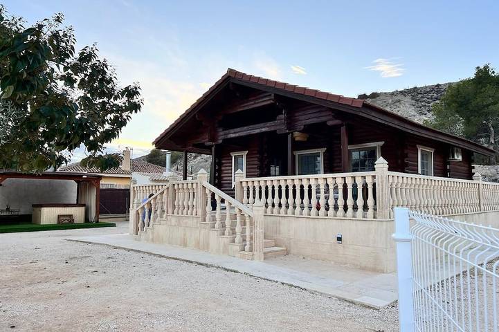 Cabaña de madera para 4 personas, con jardín y jacuzzi, Se admiten mascotas - 1