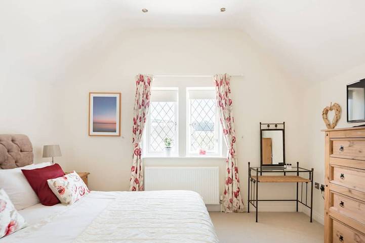 A beautifully furnished, stone cottage in Swanage with garden and parking. in Swanage, Dorset