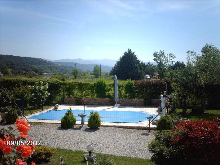 Gîte pour 2 personnes, avec Terrasse et Jardin ainsi que Piscine et Vue à Régusse - 4