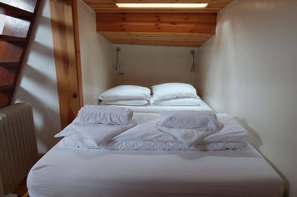 Cozy and romantic apartment in captain's steering cabin in Amsterdam West, Dutch Coast