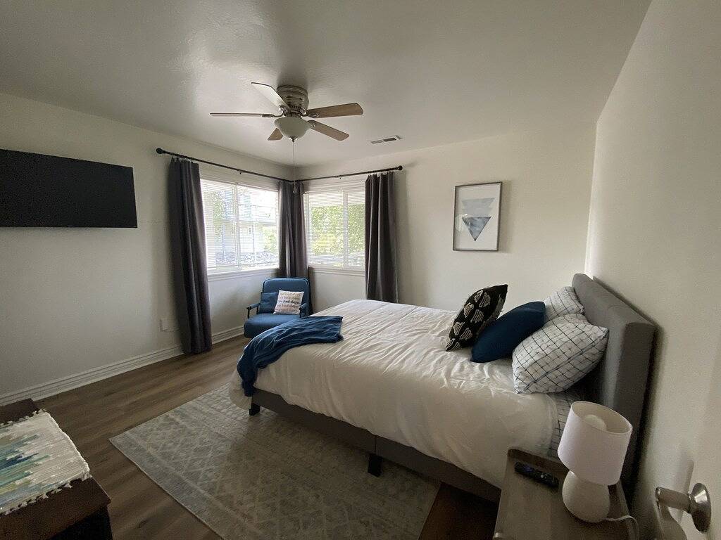 Ganze Wohnung, Lakefront Oasis - Lakefront w/ Views, Private Shared Dock, Wrap Around Deck in Flathead Nationalwald