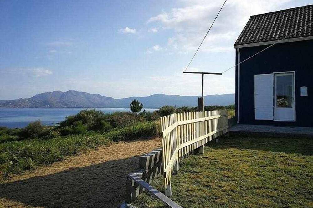 Restored fisherhouse for 6 persons in Lira, Carnota