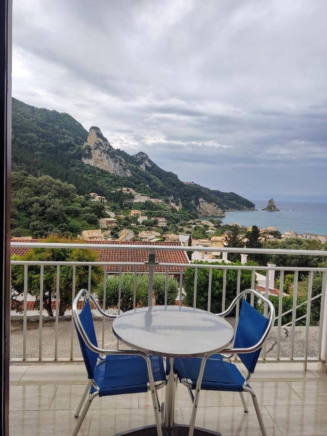 Location de vacances pour 2 personnes, avec terrasse ainsi que vue et piscine à Agios Gordios - 3