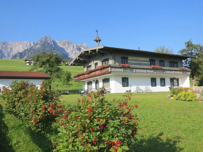 Hütte für 2 Personen, mit Balkon und Terrasse sowie Garten und Pool in Walchsee