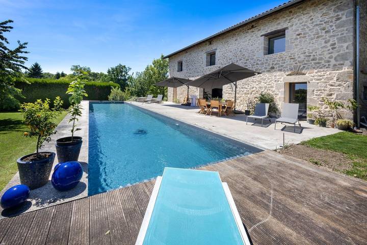 Location de vacances pour 2 personnes, avec Terrasse ainsi que Jardin et Piscine