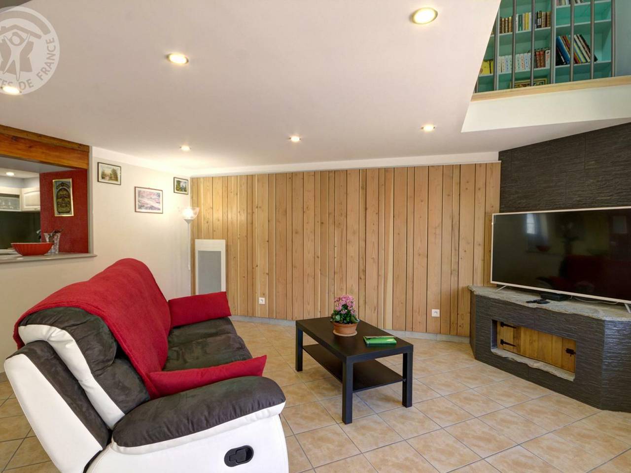 Gîte confortable avec jardin et terrasse privée in Champoly, Région de Roanne