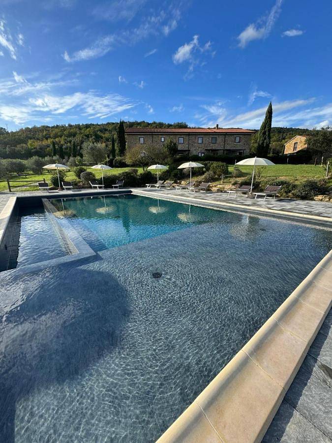 Agriturismo per 4 persone, con giardino e piscina nonché panorama, con animali domestici a Monterotondo Marittimo