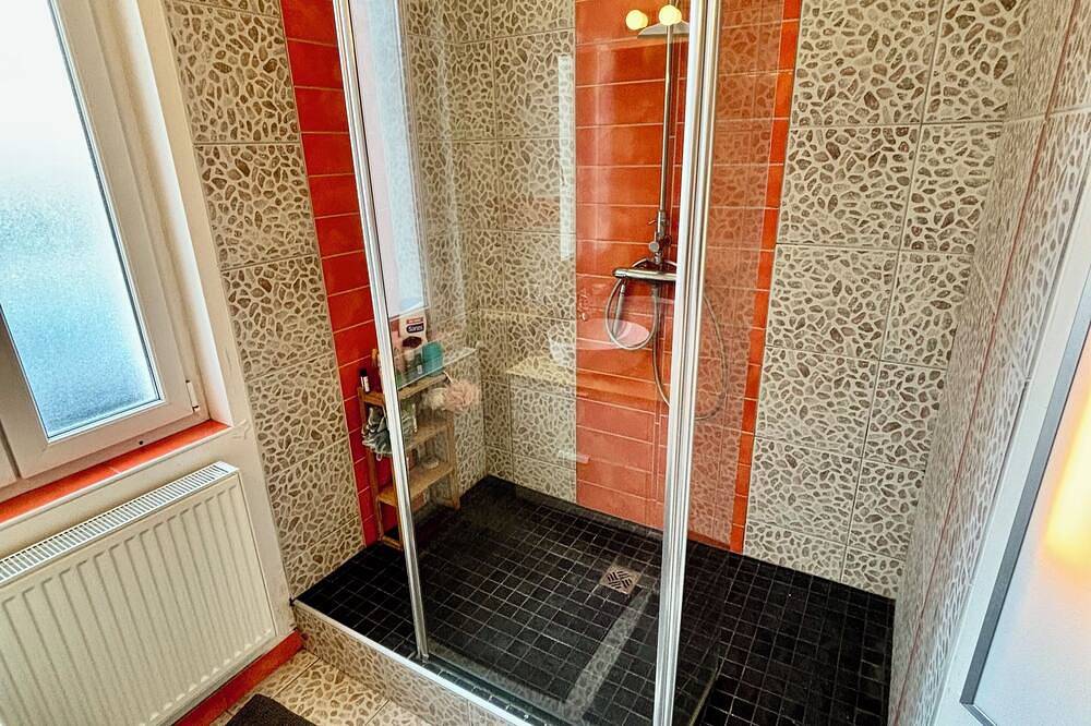 Comfortable House • Private Hot Tub • Spacious • Secure Garage Parking in Reims, Marne