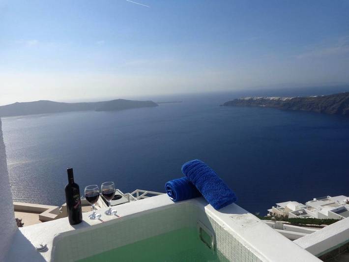 Bed and breakfast for 4 people, with Balcony and Terrace as well as Hot tub and Pool in Santorini